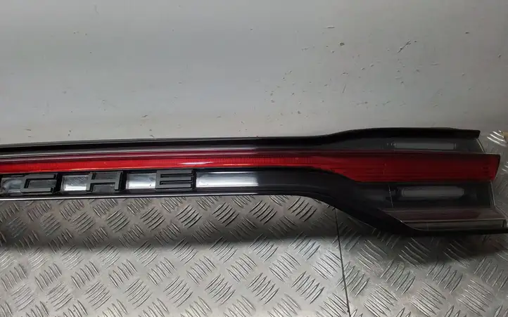 Porsche Macan (95B) (2019 - ) 95B845308A Задний фонарь в крышке багажника — фото 2