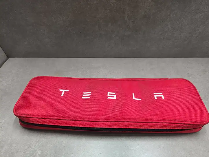 Tesla Model S (2012 - 2016) Автомобильная аптечка — фото 1