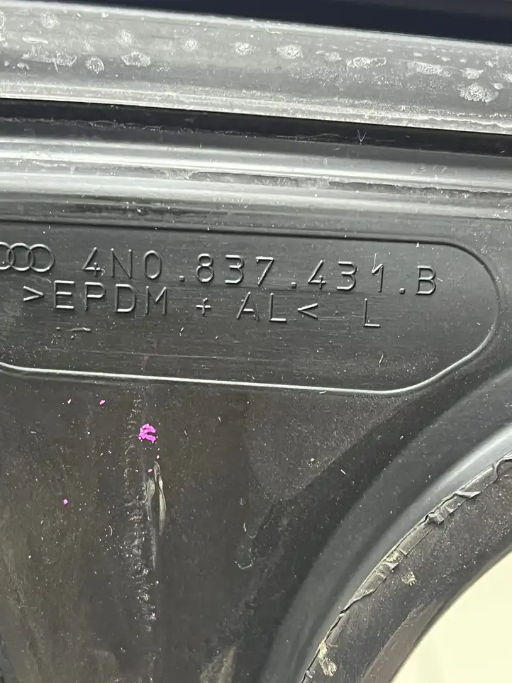 Audi A8 S8 D4 4H (2013 - 2017) 4N0837431B Уплотнитель багажной двери (кузов) — фото 5