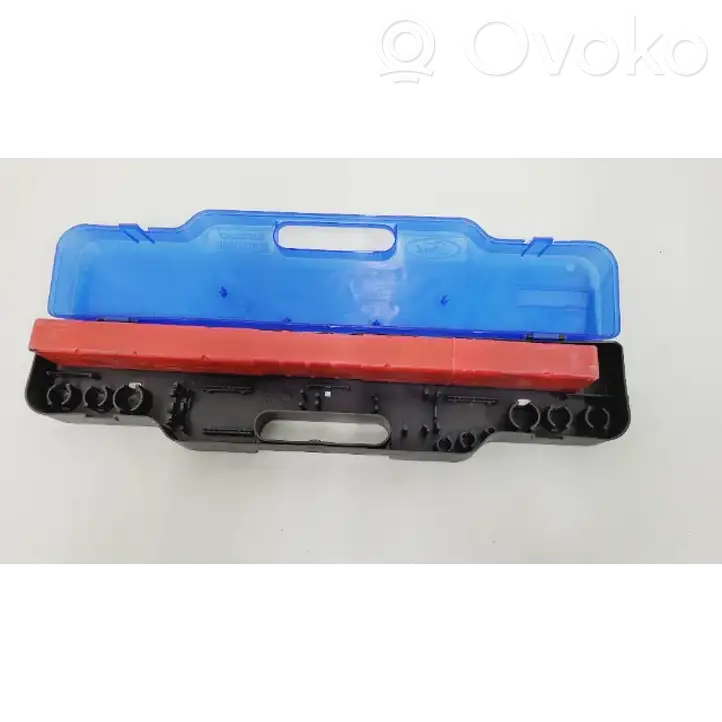 Ford Kuga II (2013 - 2019) Аварийный знак — фото 1