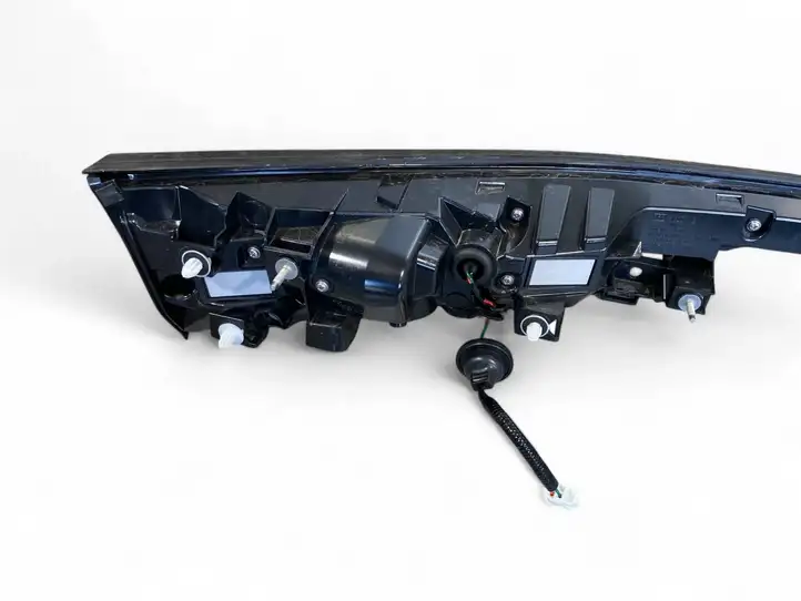 Lexus NX (2021 - ) 8158078090 Задний фонарь в крышке багажника — фото 4