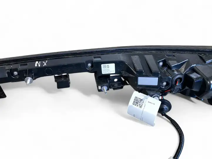 Lexus NX (2021 - ) 8158078090 Задний фонарь в крышке багажника — фото 6