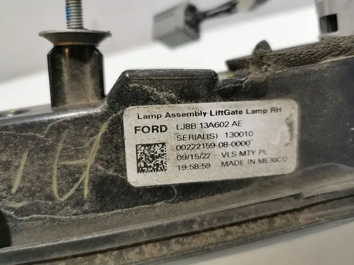 Ford Mustang Mach-E (2020 - ) LJ8B13A602AE Задний фонарь в крышке багажника — фото 5