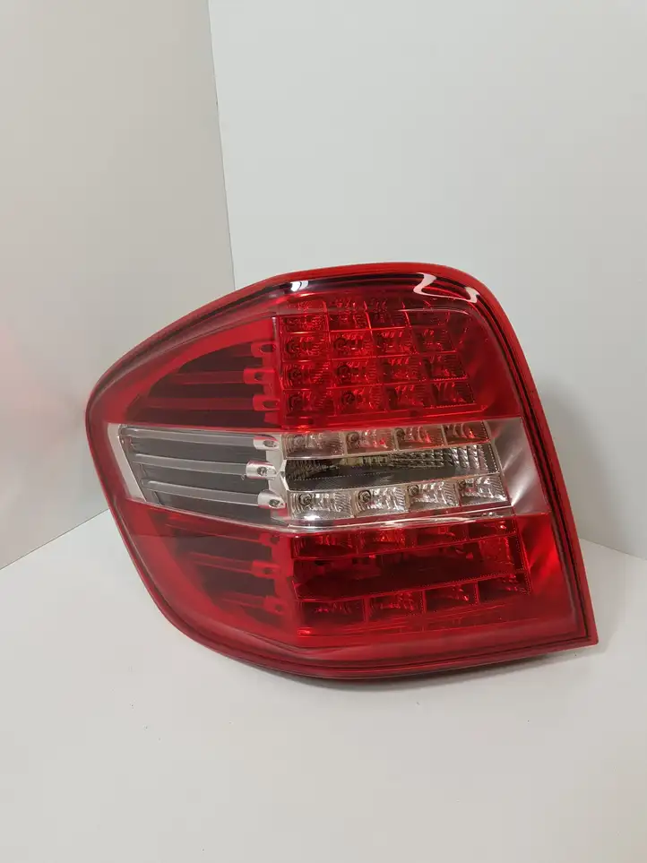 Mercedes-Benz ML W164 (2005 - 2011) A1649064600 Задний фонарь в кузове — фото 1