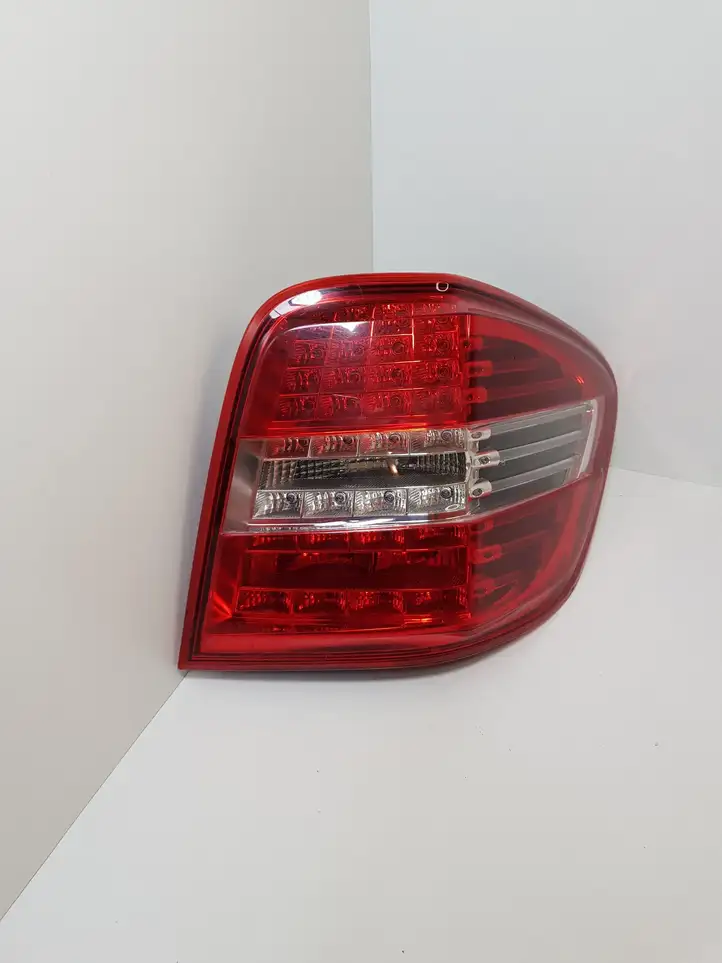 Mercedes-Benz ML W164 (2005 - 2011) A1649064700 Задний фонарь в кузове — фото 2