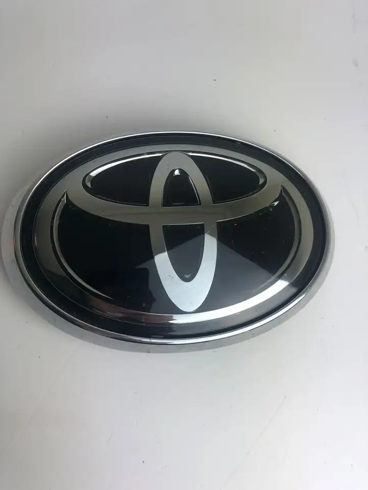 Toyota Hilux (AN120, AN130) (2015 - 2017) 5314171010 Эмблема производителя — фото 1