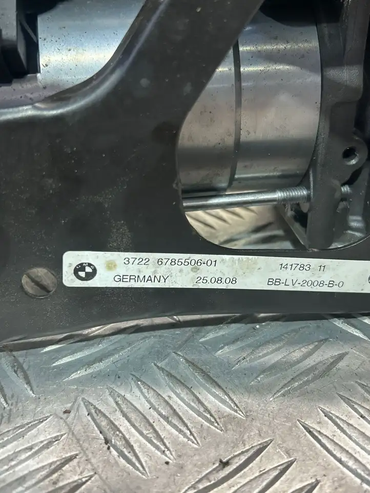 BMW X5 E70 (2006 - 2013) 6785506 Кронштейн пневмокомпрессора — фото 6