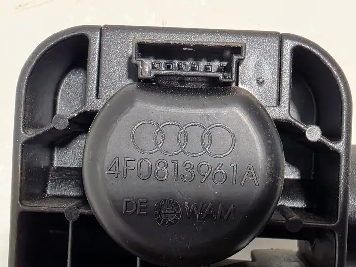 Audi A6 S6 C6 4F (2004 - 2008) 4F0813961A Кнопка фаркопа в багажнике — фото 4