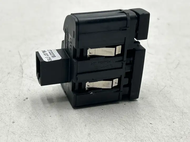 Audi A6 S6 C6 4F (2008 - 2011) 050148072 Кнопка бардачка — фото 2