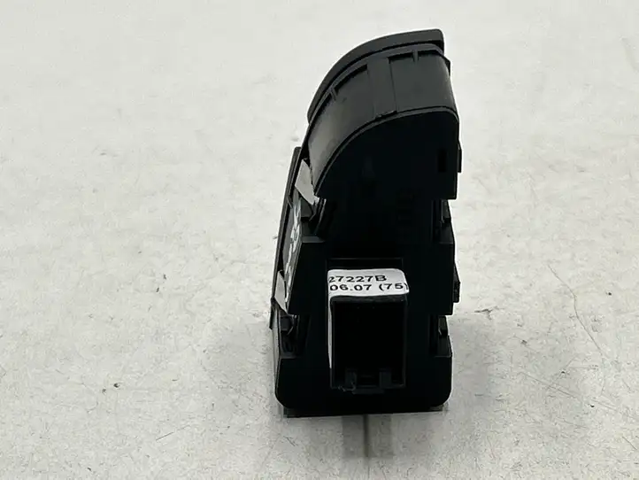 Audi A6 S6 C6 4F (2008 - 2011) 050148072 Кнопка бардачка — фото 3