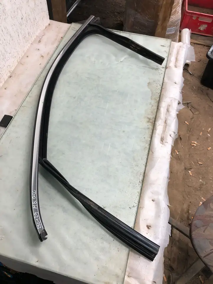 Mercedes-Benz GLC X254 (2023 - ) A2547250300 Уплотнитель стекла передней двери — фото 1