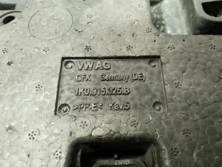 Volkswagen Tiguan (2011 - 2016) 1K0915325 Площадка аккумулятора — фото 8