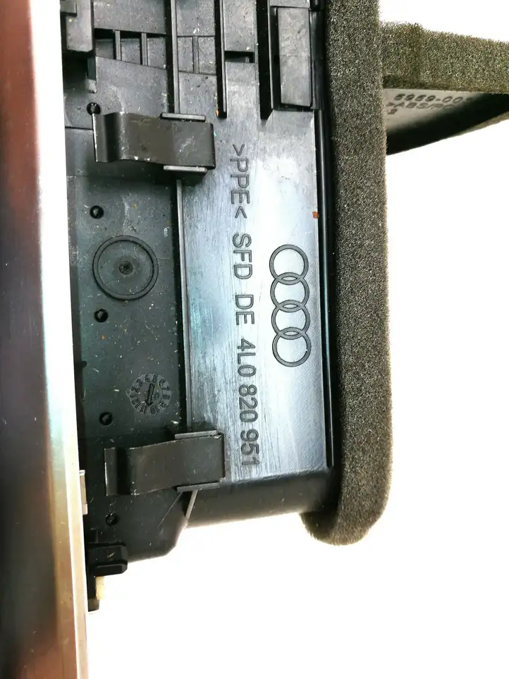 Audi Q7 4L (2005 - 2009) 4L0820951 Центральный воздушный дефлектор — фото 4