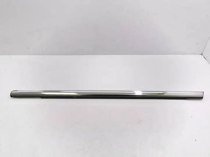 Chrysler 300 - 300C (2005 - 2011) Накладка стекла задней двери — фото 1