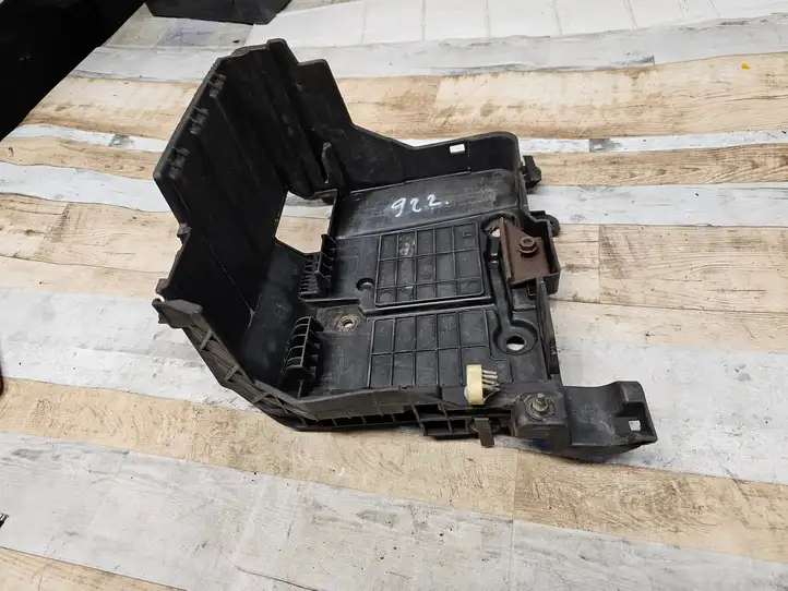 Renault Scenic II - Grand scenic II (2003 - 2006) 8200467409 Площадка аккумулятора — фото 4