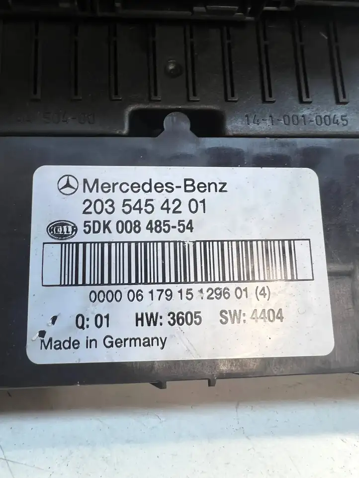Mercedes-Benz C W203 (2000 - 2007) A2035454201 Блок предохранителей — фото 3