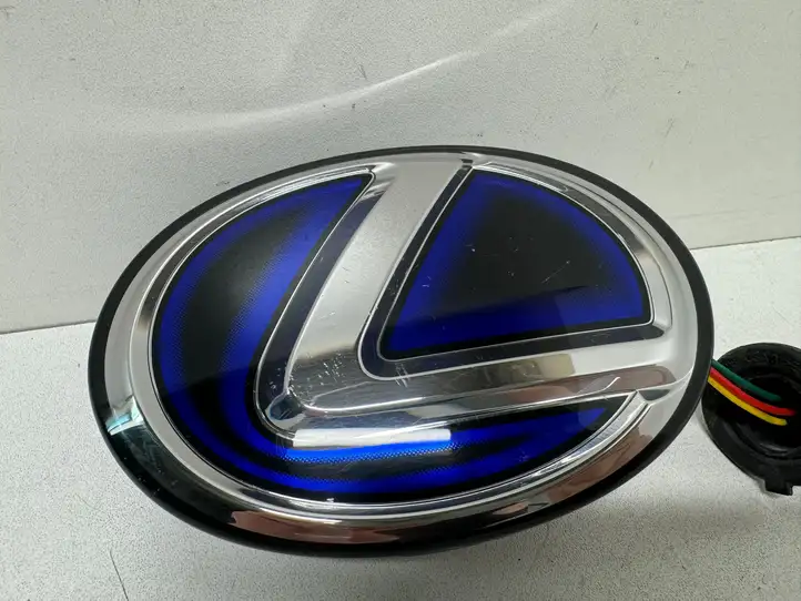Lexus RX 450H (2015 - 2019) Эмблема производителя — фото 4