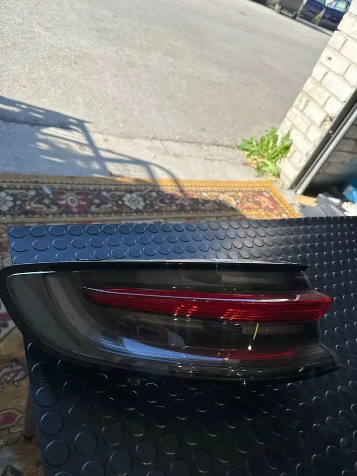 Porsche Macan (95B) (2019 - ) 95B945091AC Задний фонарь в крышке багажника — фото 1