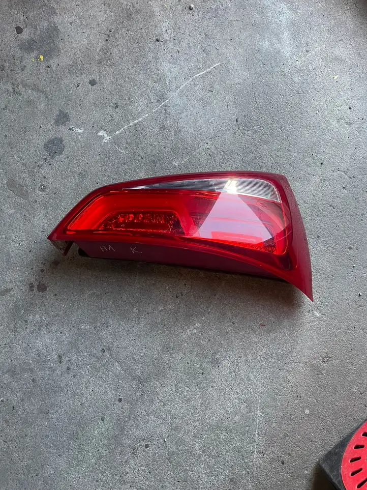Audi A1 (2010 - 2014) 8X0945093E Задний фонарь в крышке багажника — фото 4