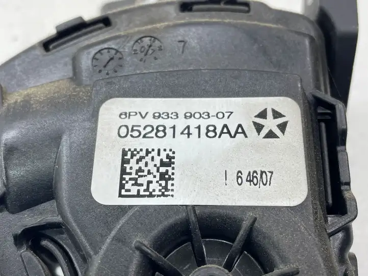 Chrysler Grand Voyager V (2007 - 2010) 05281418AA Педаль акселератора — фото 4