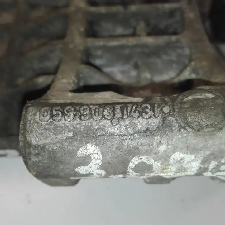 Audi A8 S8 D3 4E (2005 - 2007) 059903143K Кронштейн генератора — фото 3