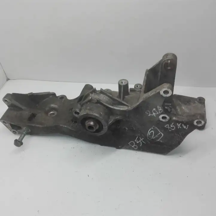 Volkswagen PASSAT B5.5 (2001 - 2005) 06B903143K Кронштейн компрессора кондиционера воздуха — фото 1