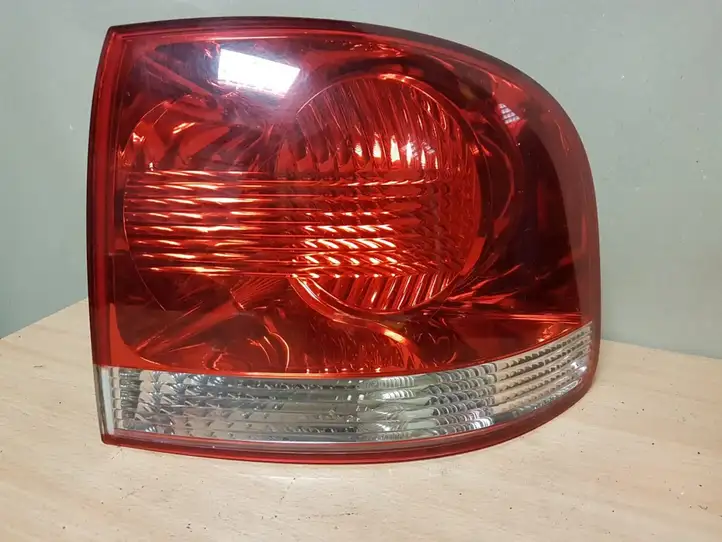 Volkswagen Touareg I (2002 - 2010) 7L6945096K Задний фонарь в кузове — фото 1