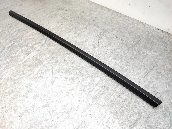 Tesla Model 3 (2017 - 2023) 108074500I Накладка стекла задней двери — фото 2