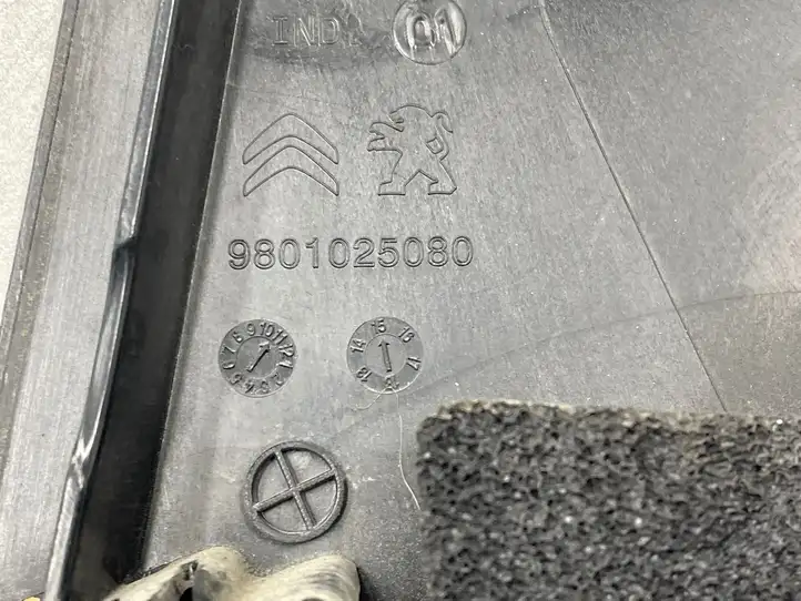 Peugeot 308 (2013 - 2021) 9801025080 Накладка стекла задней двери — фото 4