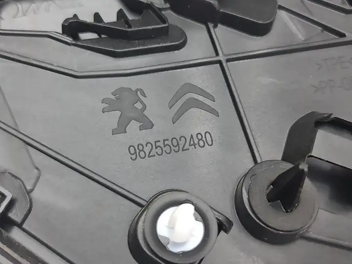 Peugeot 2008 II (2019 - ) 9825737780 Накладка заднего стекла — фото 8