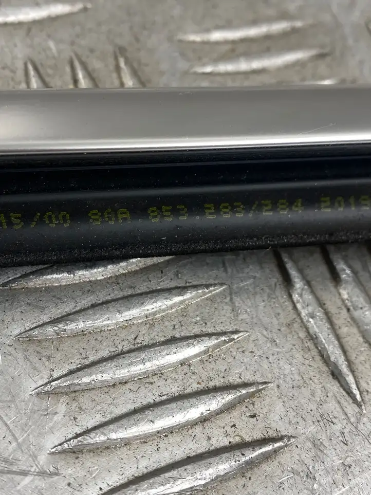 Audi Q5 (2017 - )  80A853283 Облицовка стекла задней двери