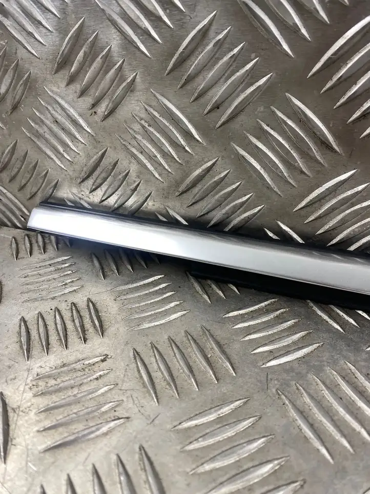 Audi Q5 (2017 - )  80A853283 Облицовка стекла задней двери