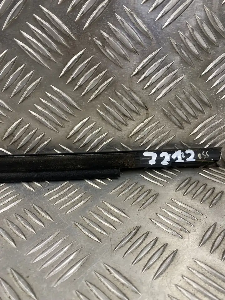 Audi Q5 (2017 - )  80A853283 Облицовка стекла задней двери