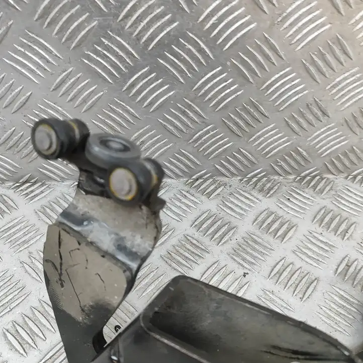 Opel Vivaro   9847162480 Верхняя направляющая ролика / верхняя петля