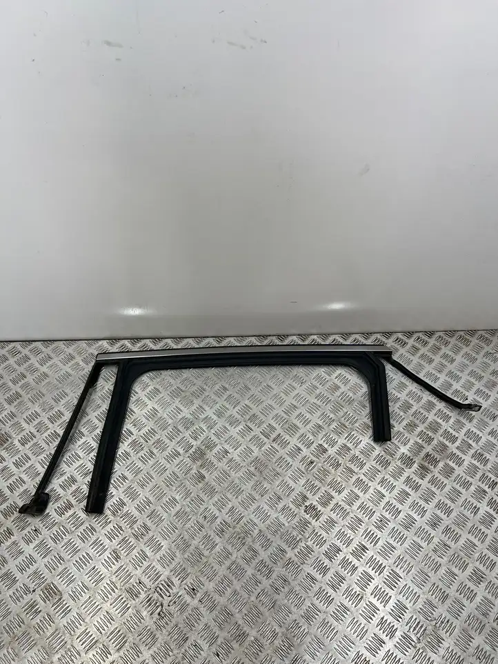 Renault Megane E-Tech (2022 - )  823311106R Облицовка стекла задней двери