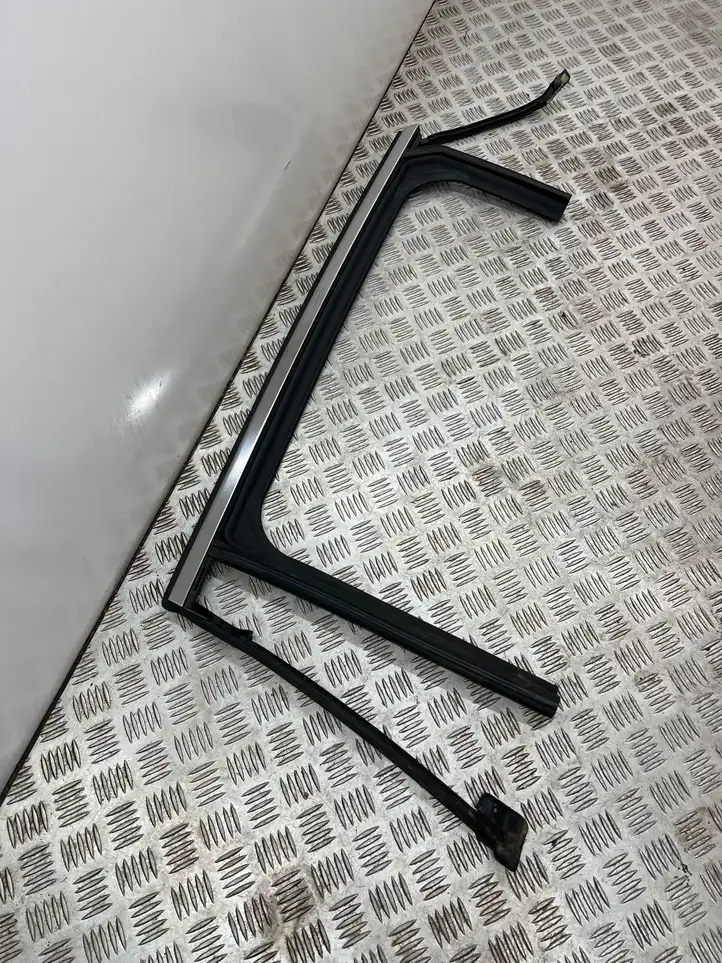 Renault Megane E-Tech (2022 - )  823311106R Облицовка стекла задней двери