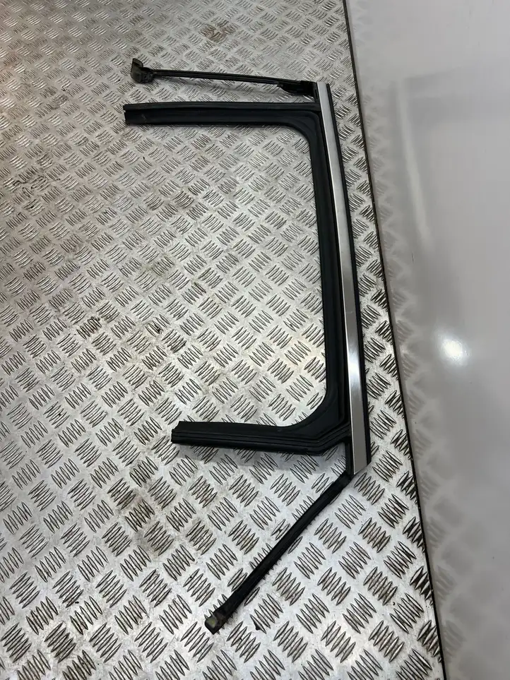 Renault Megane E-Tech (2022 - )  823311106R Облицовка стекла задней двери