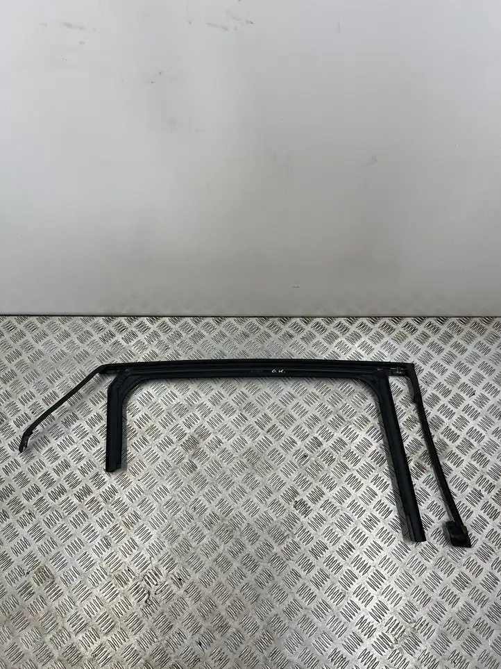 Renault Megane E-Tech (2022 - )  823311106R Облицовка стекла задней двери