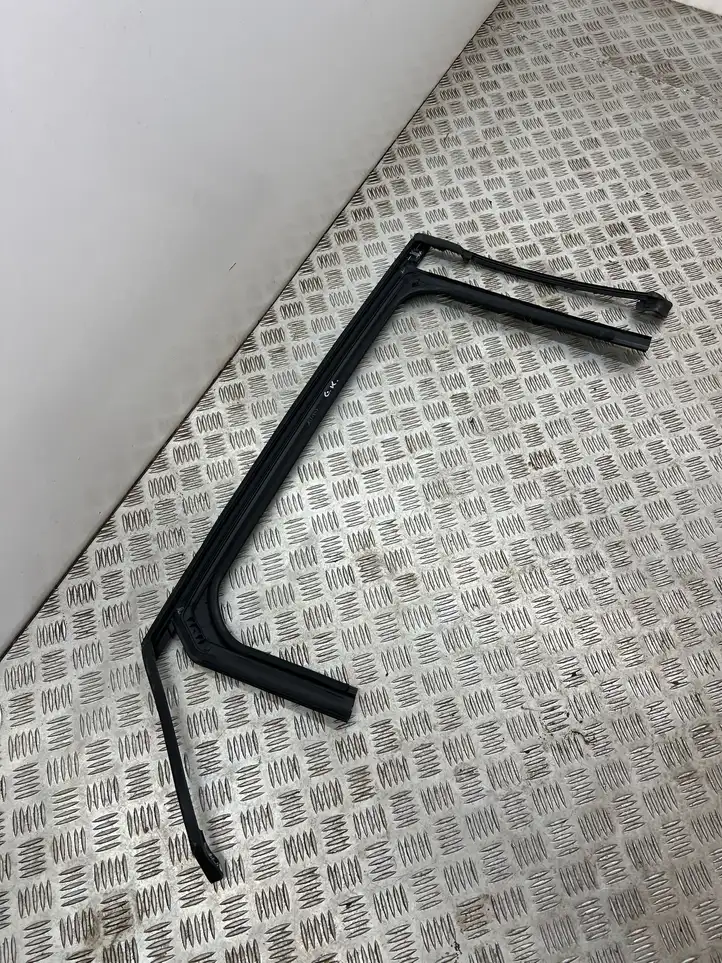 Renault Megane E-Tech (2022 - )  823311106R Облицовка стекла задней двери