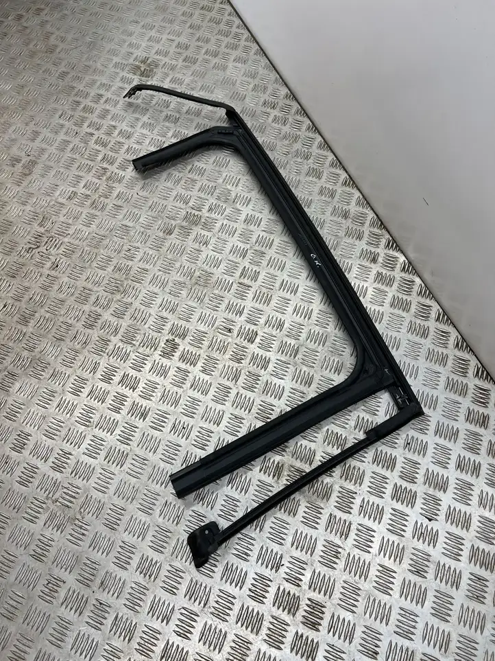 Renault Megane E-Tech (2022 - )  823311106R Облицовка стекла задней двери