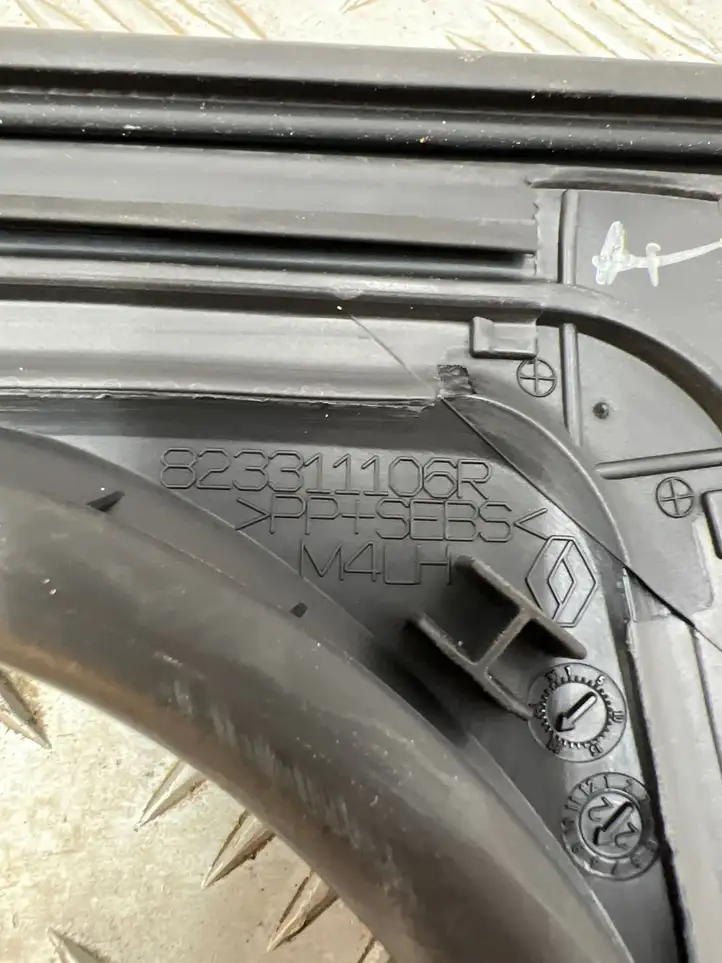 Renault Megane E-Tech (2022 - )  823311106R Облицовка стекла задней двери