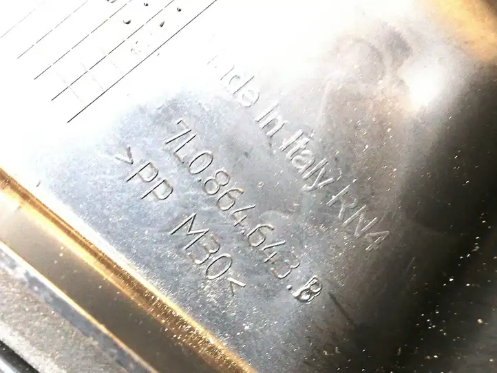 Audi A6 S6 C6 4F (2004 - 2008) 7L0864643B Крышка ящика аккумулятора — фото 4