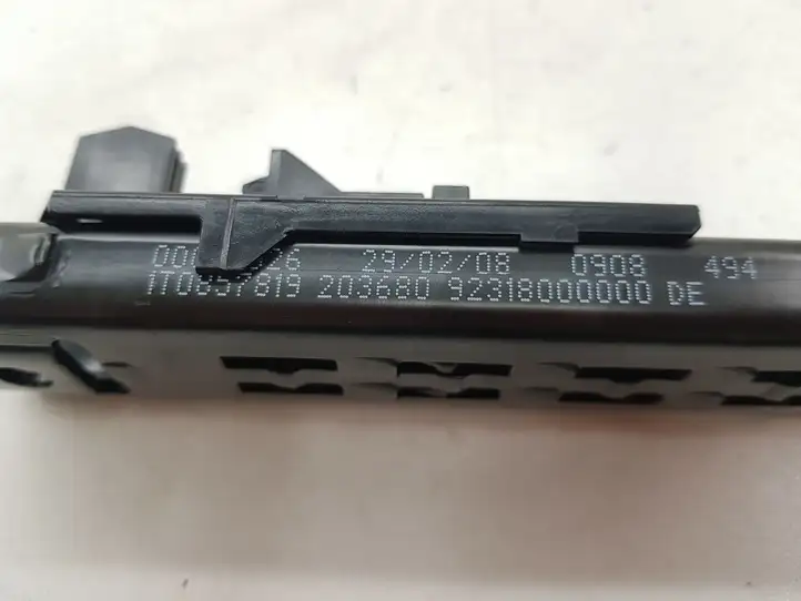 Volkswagen PASSAT B6 (2005 - 2010) 1T0857819 Электродвигатель регулировки ремня безопасности — фото 3