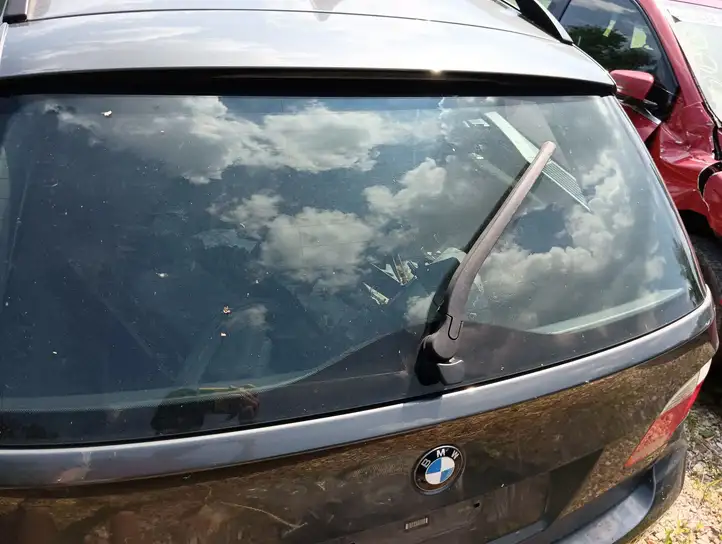 BMW 5 E60 E61 (2004 - 2010) Открывающееся стекло крышки багажника — фото 1