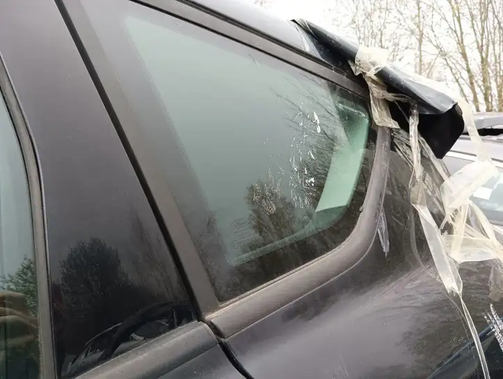 Ford C-MAX II (2010 - 2015) Заднее боковое стекло — фото 3