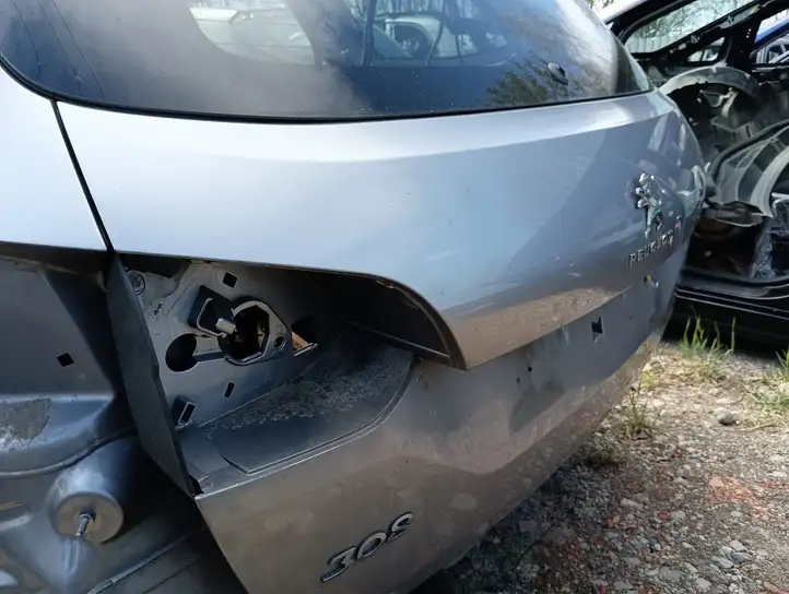 Peugeot 308 (2013 - 2021) Крышка багажника — фото 5