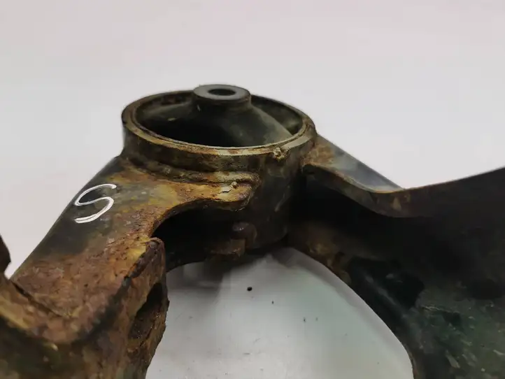 Toyota Corolla Verso AR10 (2004 - 2009) Опора двигателя — фото 2