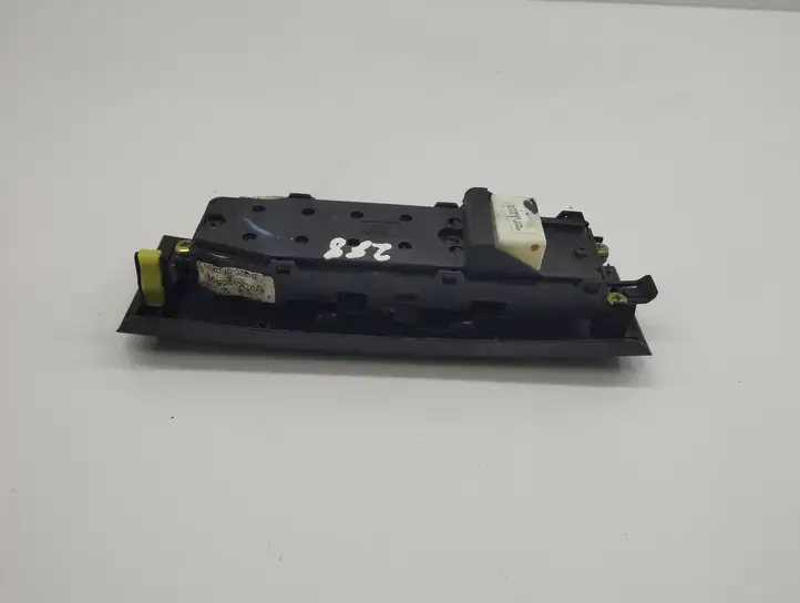 Toyota Corolla Verso AR10 (2004 - 2009) Кнопка стеклоподъемников — фото 2