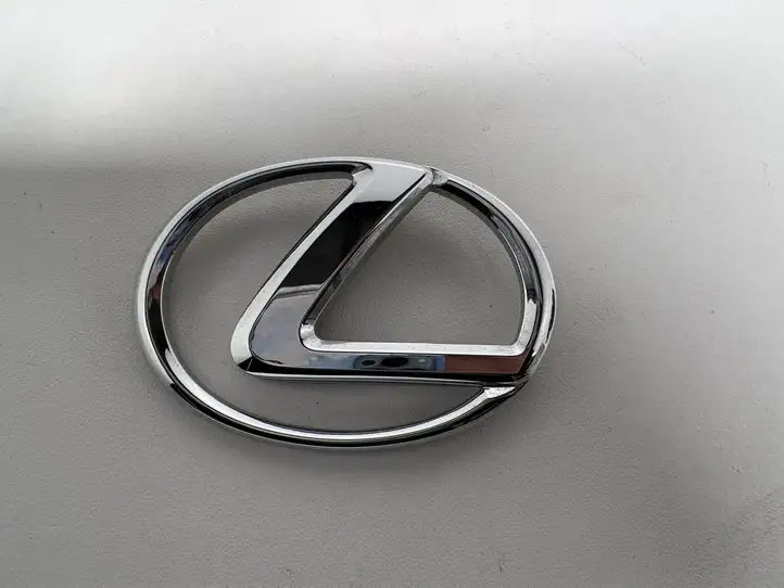 Lexus IS 220D-250-350 (2005 - 2010) Эмблема производителя — фото 1