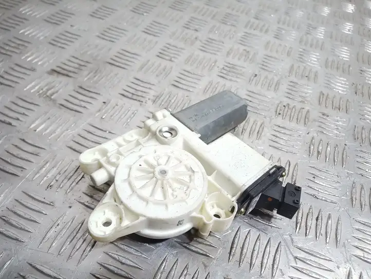 Toyota Corolla E120 E130 (2004 - 2007) 991668104 Стеклоподъемник задней двери — фото 1